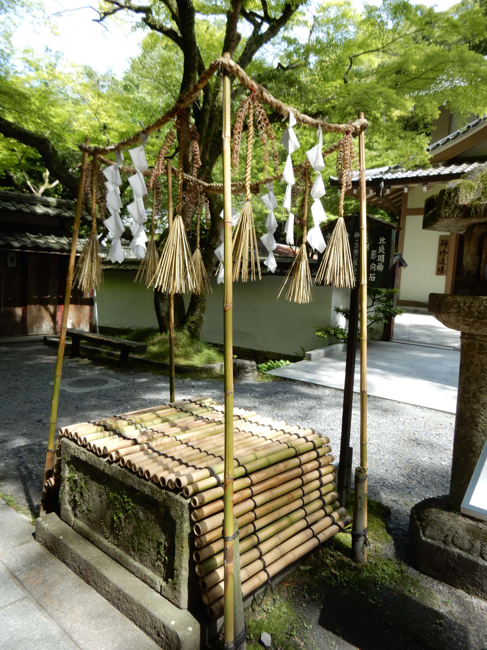 石山寺の比良明神影向石．しめ縄で囲われている