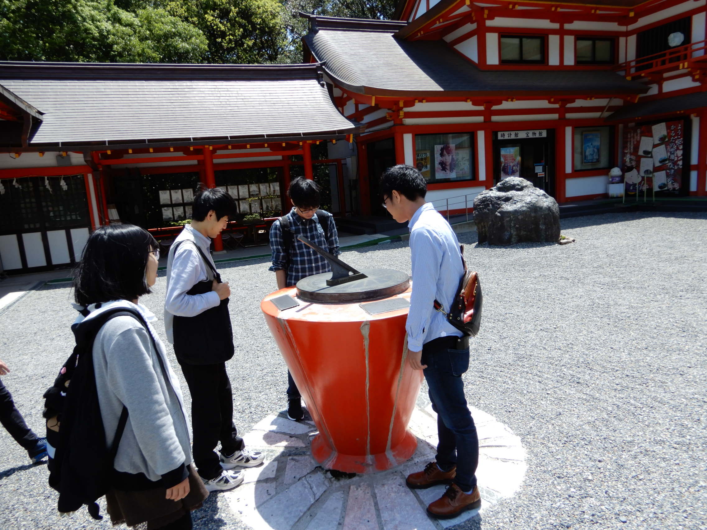 近江神宮の境内にある日時計．奥には時計館がある