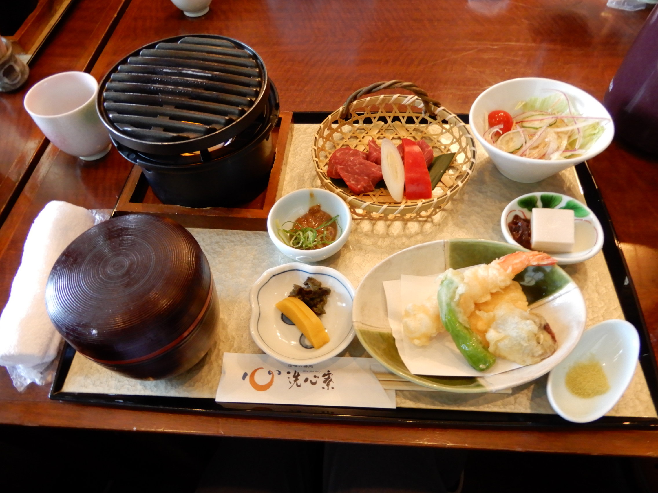 昼食．牛肉，てんぷら，サラダなど