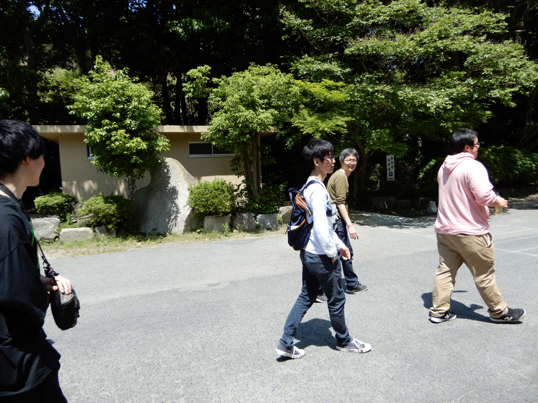 近江神宮の入り口付近を歩くメンバー