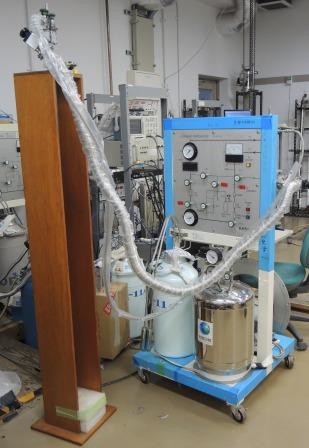 NMR用小型希釈冷凍機の本体と操作パネル