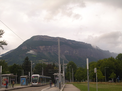グルノーブルの路面電車の駅．遠方に岩山が見える