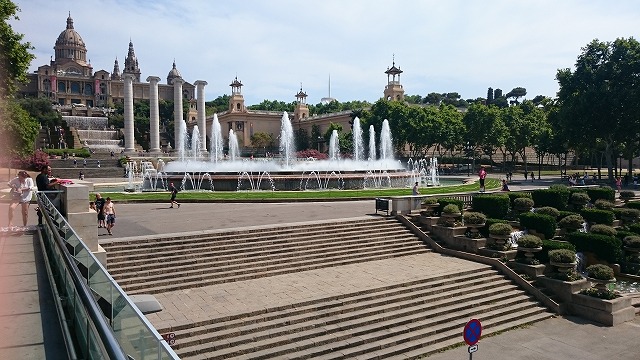 広場の中央にある大きな噴水