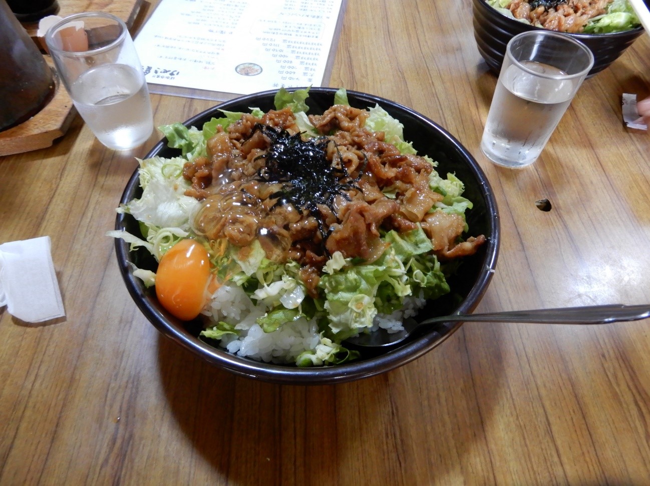 昼食の丼もの．肉，野菜，米飯が山盛りである