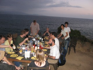 ひと泳ぎしたら海辺で夕食です