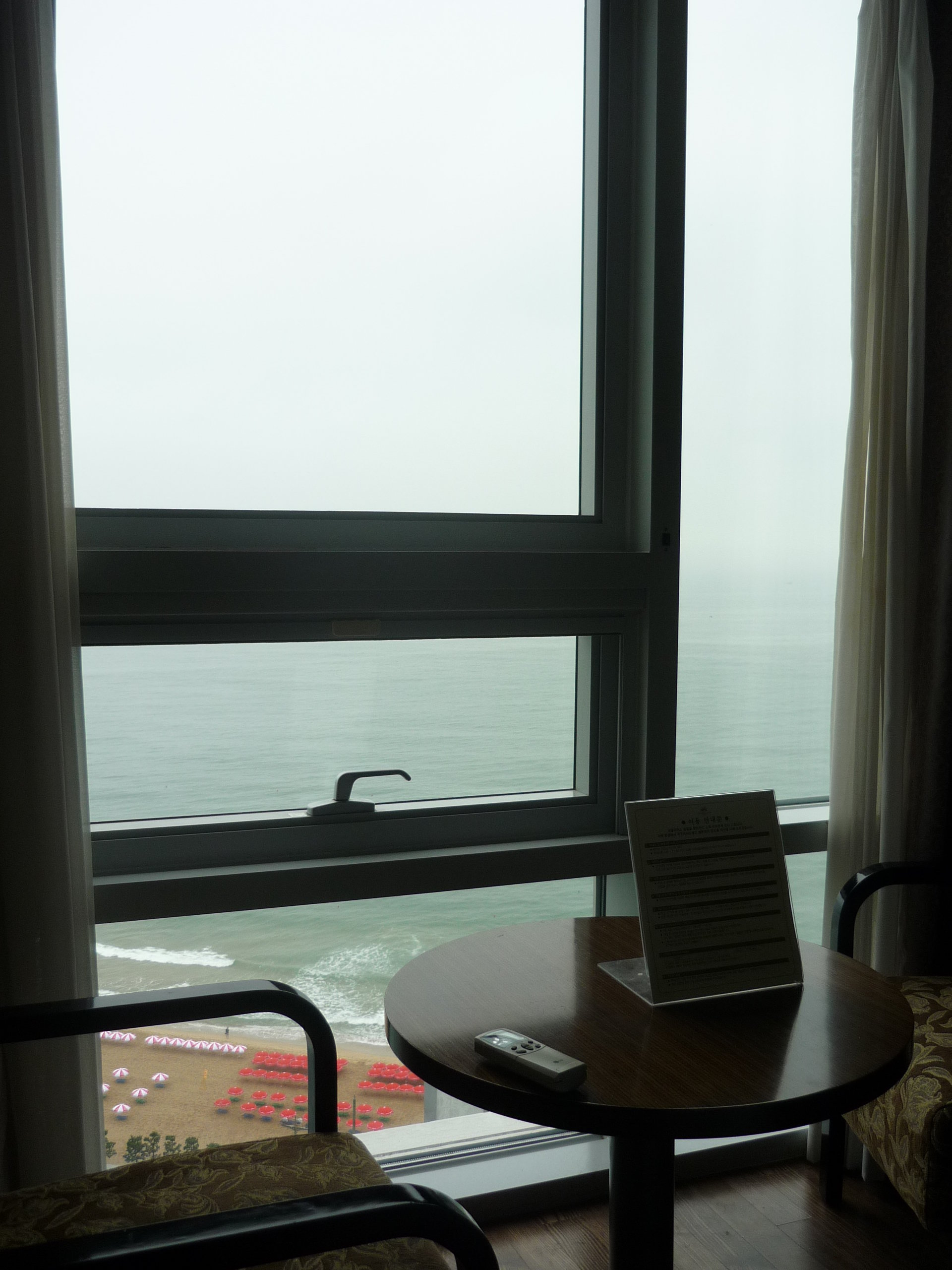 ホテルの客室から見下ろす海の風景．