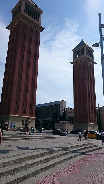 カタルーニャ広場に立つ2本の高塔