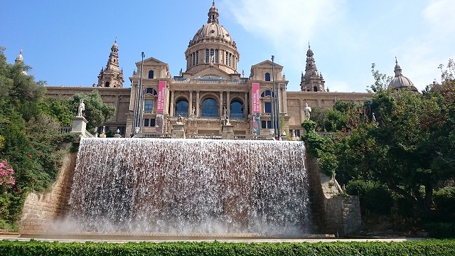 カタルーニャ美術館の正面．手前で水が流れ落ち，奥に建物がある．